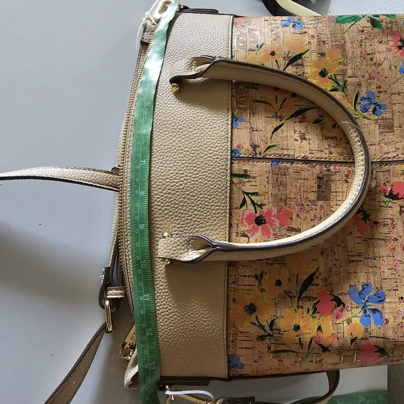 A new bag with tags floral design, kind beige color, - Picture 6 of 10